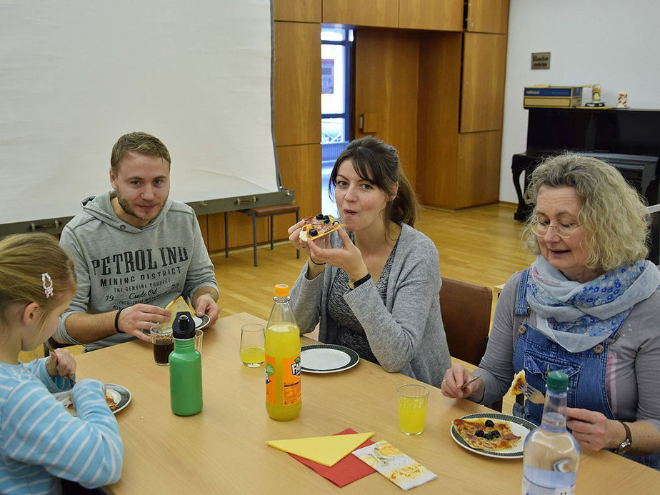Gemeinde dankt den Sternsingern mit einem Pizzabacken 